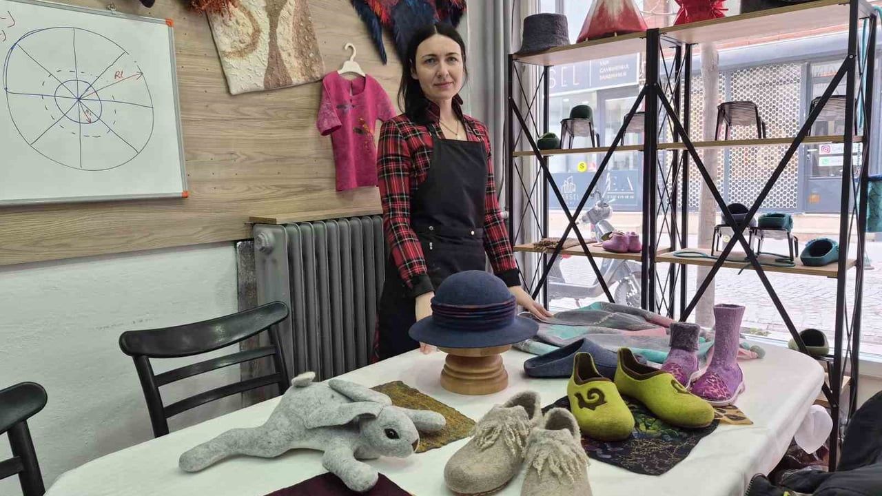 Eskişehir'de keçe ustalığını sürdürüyor: Natalya Yiğit'in el yapımı terlik ve ayakkabıları