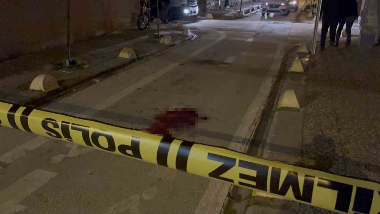 Eskişehir'de kız tartışması kavgaya dönüştü: Genç 4 yerinden bıçaklandı