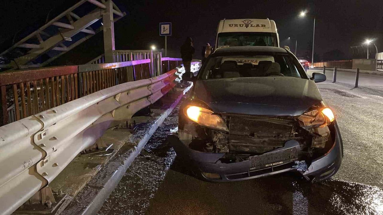 Eskişehir'de köprüde kayan otomobil servis aracına çarptı: 1 kişi hafif yaralandı