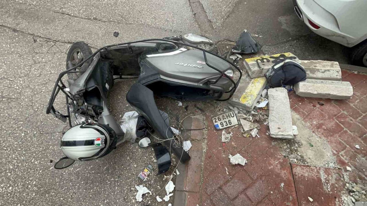 Eskişehir'de Kuryenin Motosikleti Panelvana Yandan Çarptı; Çarpma Anı Güvenlik Kamerasında