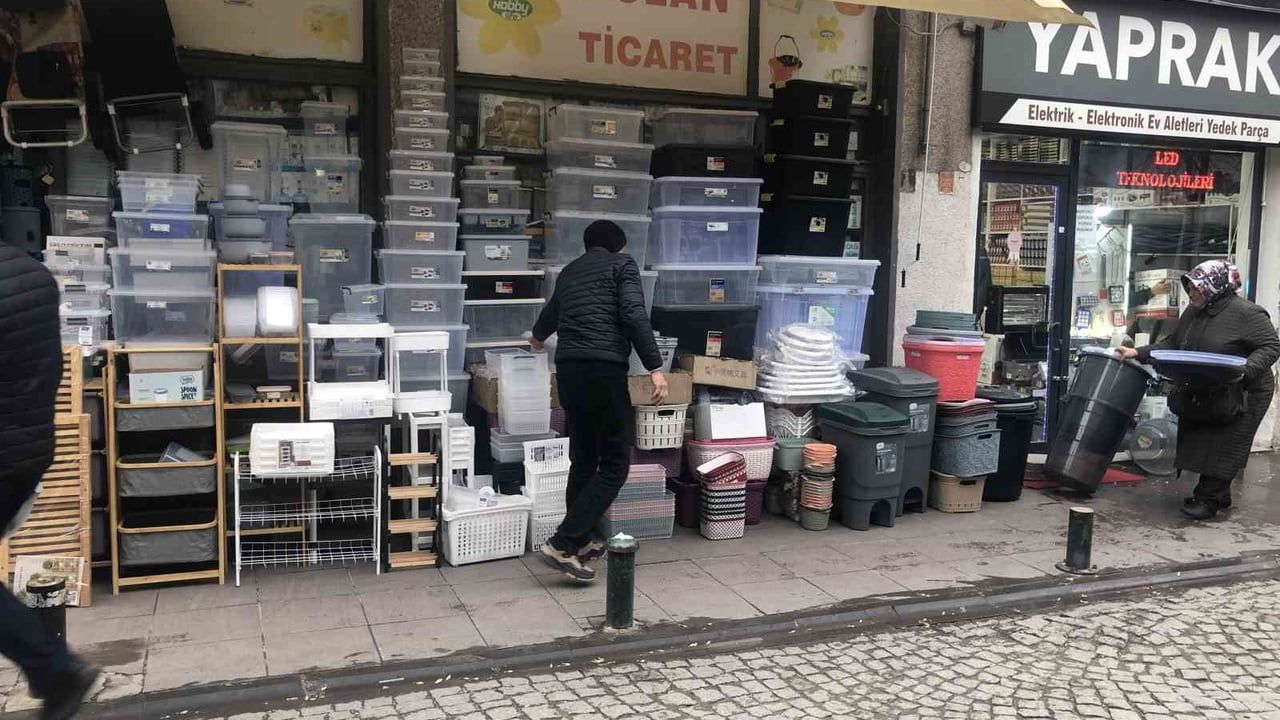 Eskişehir'de kuvvetli fırtına: İnşaat panelleri ve esnaf malları savruldu