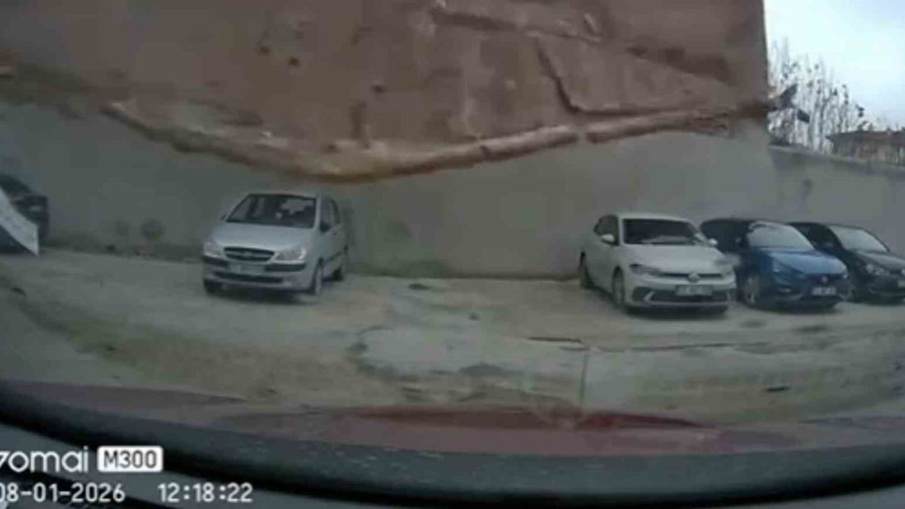 Eskişehir’de metruk binanın duvarı otoparka devrildi; araç içi görüntüler ortaya çıktı