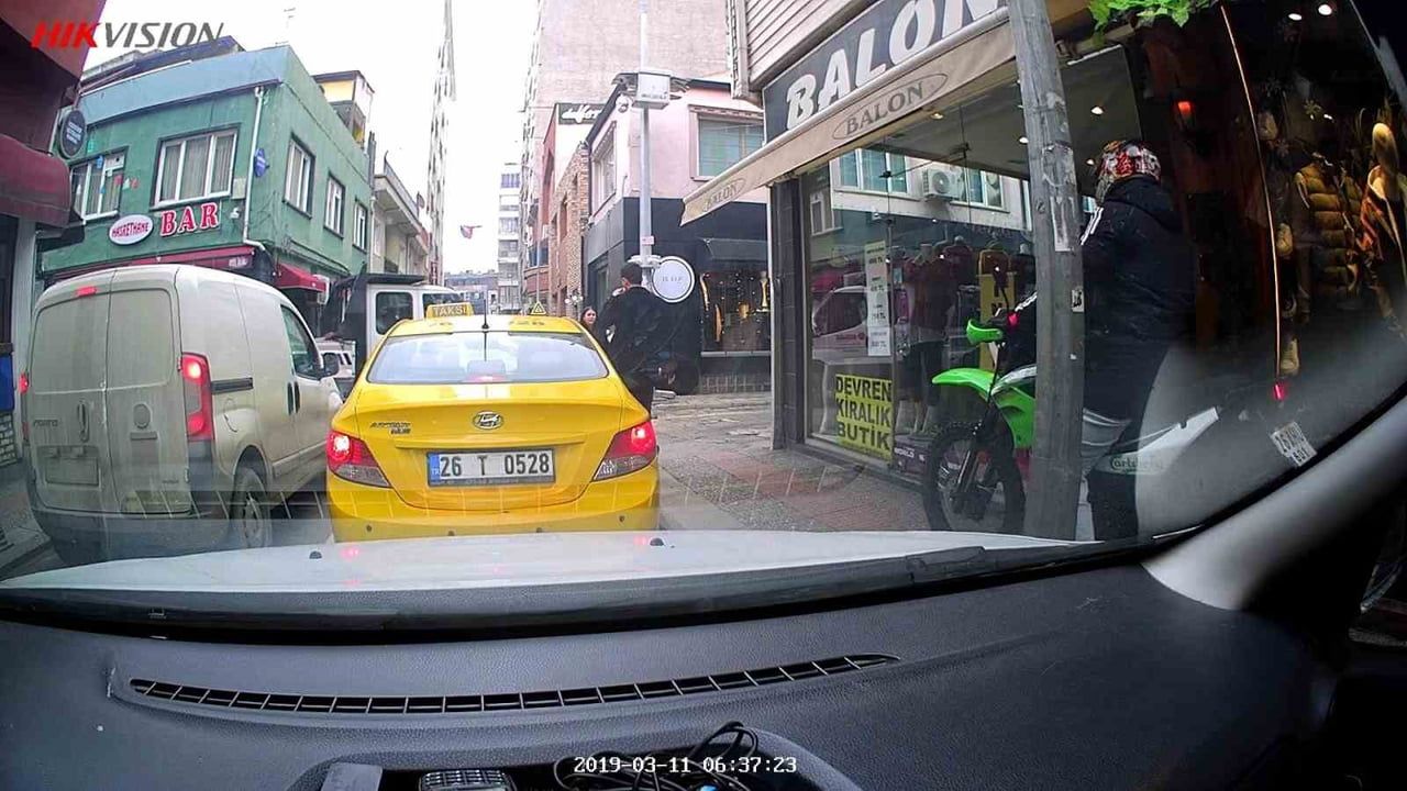 Eskişehir'de motosiklet sürücüsü kırmızı ışıkta beklememek için kaldırıma çıktı