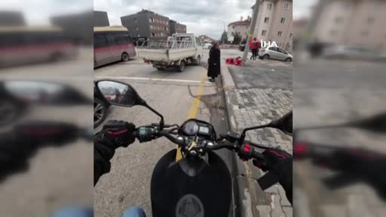 Eskişehir'de motosiklet sürücüsü, yoğun trafikte geçemeyen yaşlı kadına yardım etti