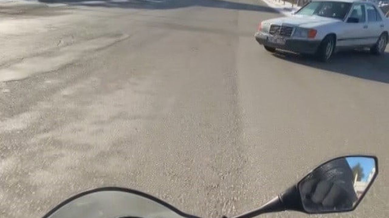 Eskişehir'de motosikletli, ara sokaktan çıkan araca çarpmaktan kıl payı kurtuldu