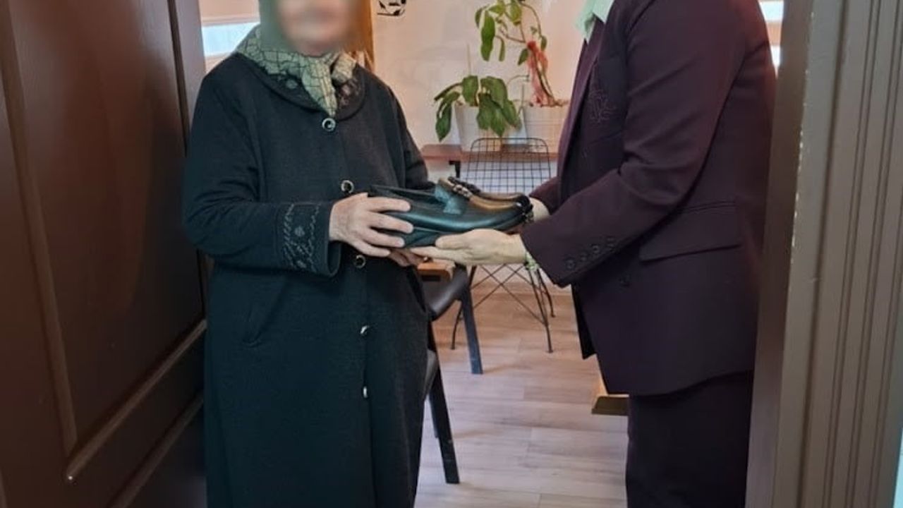 Eskişehir'de muhtar, ayakkabısı olmayan 65 yaşındaki kadına ayakkabı hediye etti