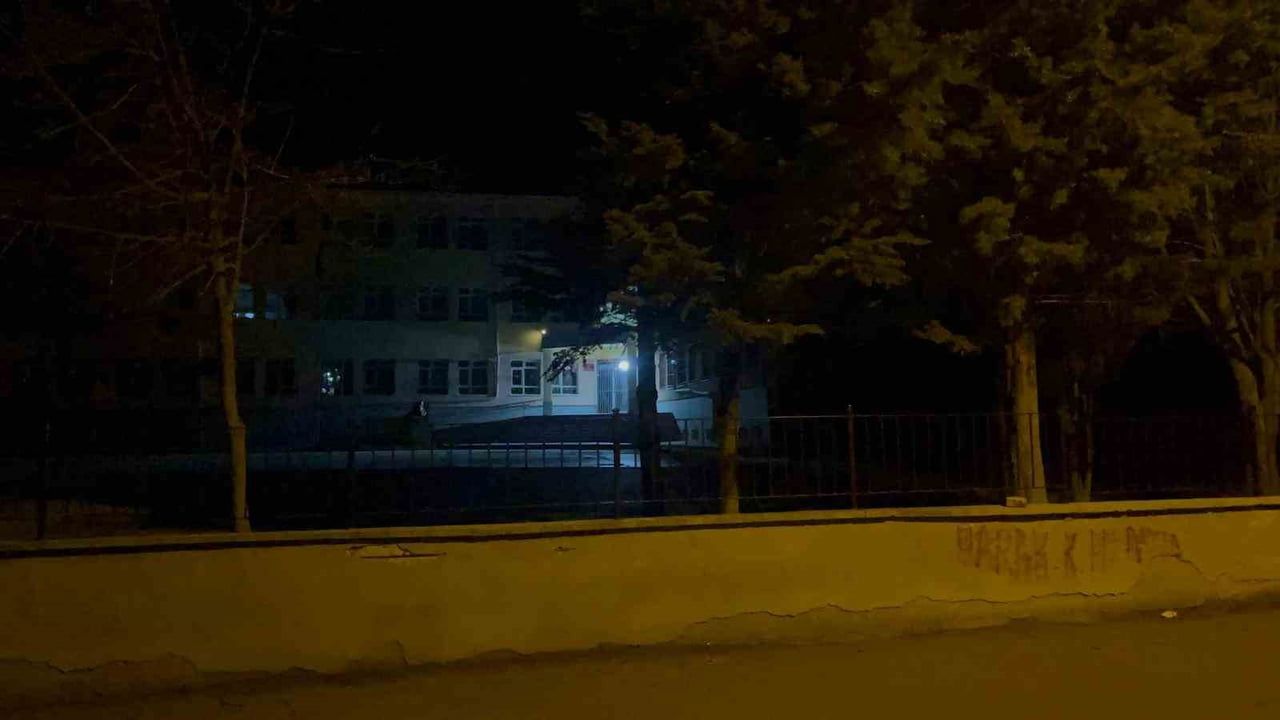 Eskişehir'de okul bahçesinde baba darbedildi, 17 yaşındaki oğul bıçaklandı; 3 şüpheli gözaltında