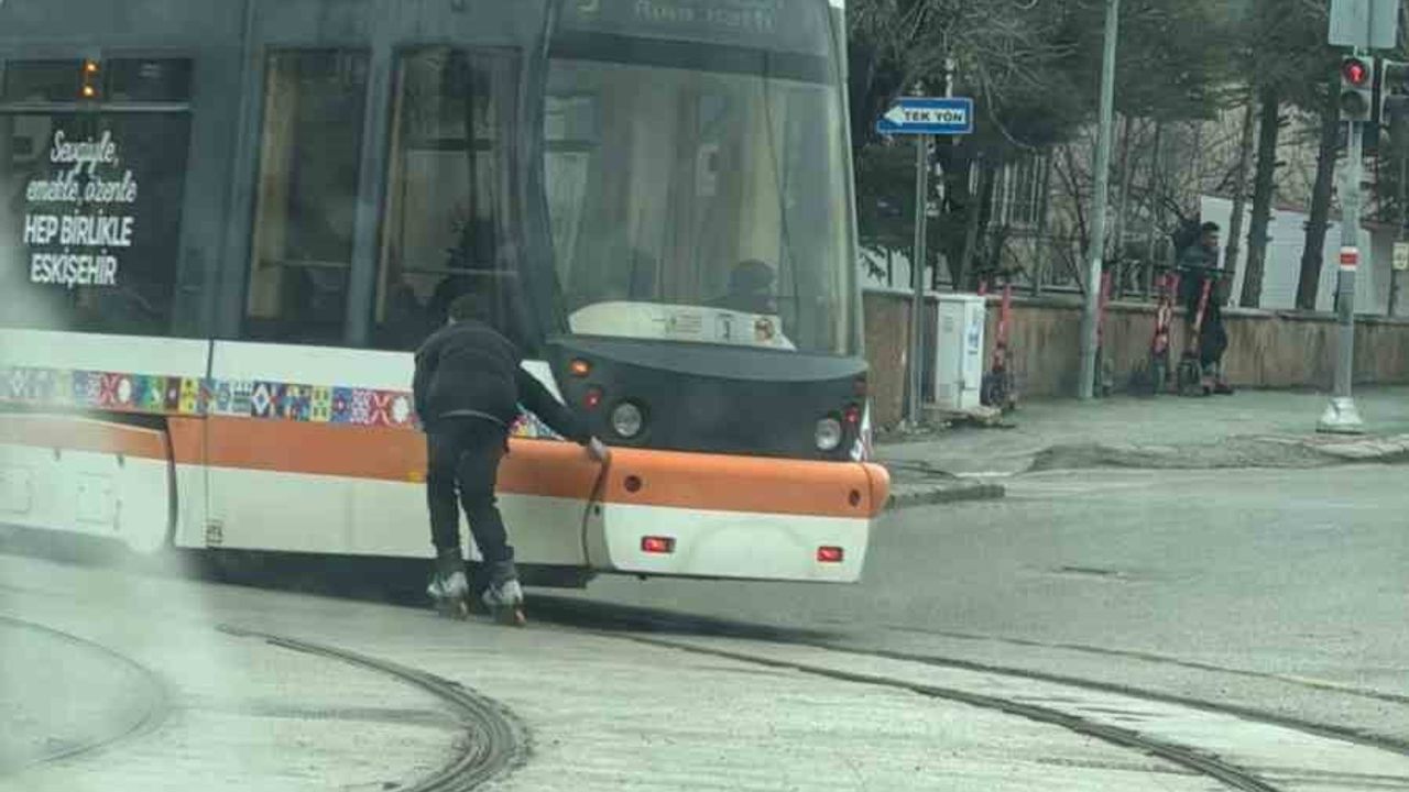 Eskişehir'de patenli çocuk tramvayın arkasına tutunarak tehlikeli hareket yaptı