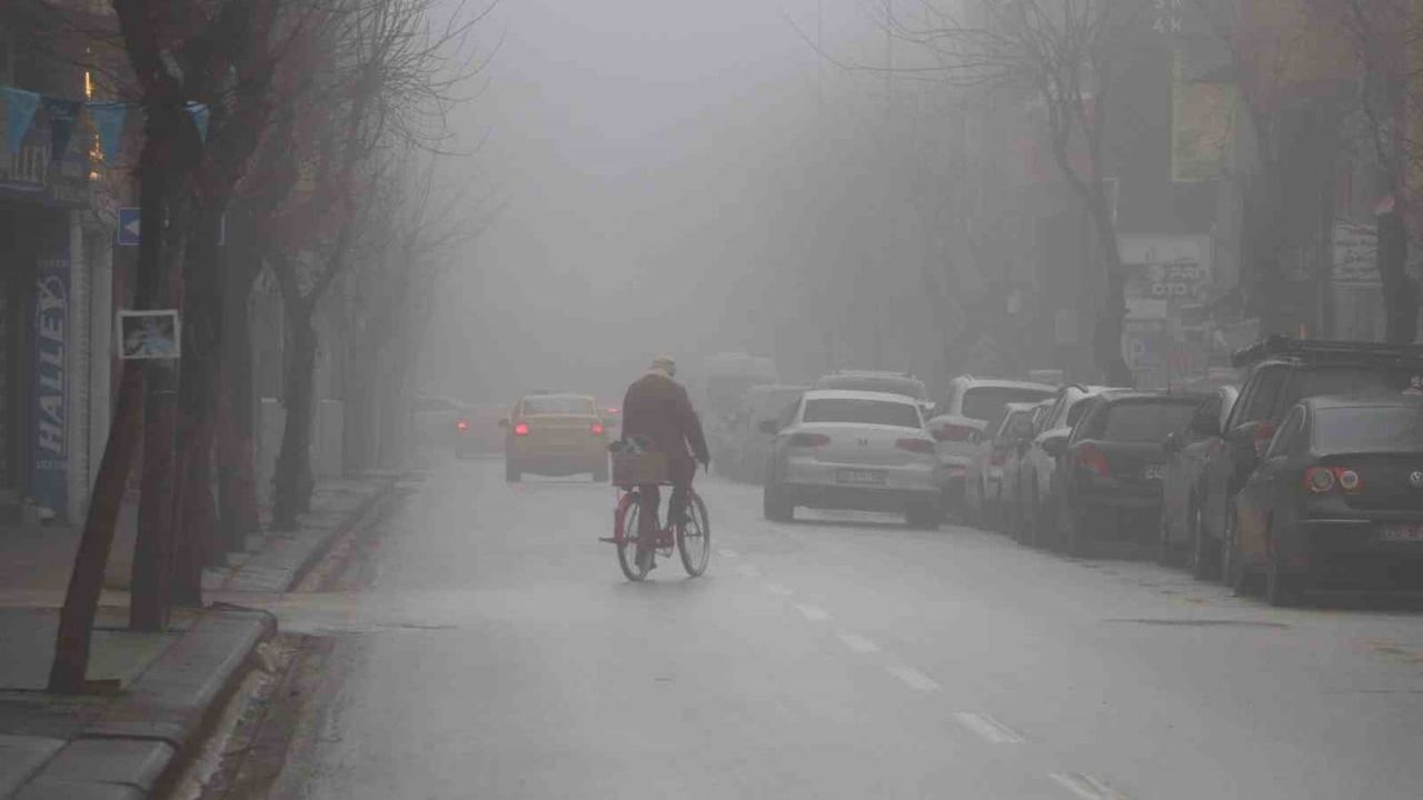Eskişehir'de Pazar Sabahı Yoğun Sis: Ulaşım Yavaşladı, Tramvaylar Fotoğraflık Görüntüler Oluşturdu