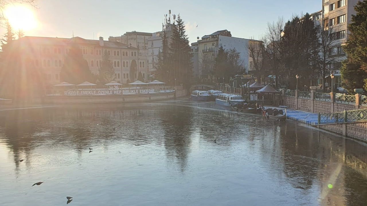 Eskişehir'de Porsuk Çayı'nın büyük bölümü dondu; güvercinler buz üzerinde gezindi