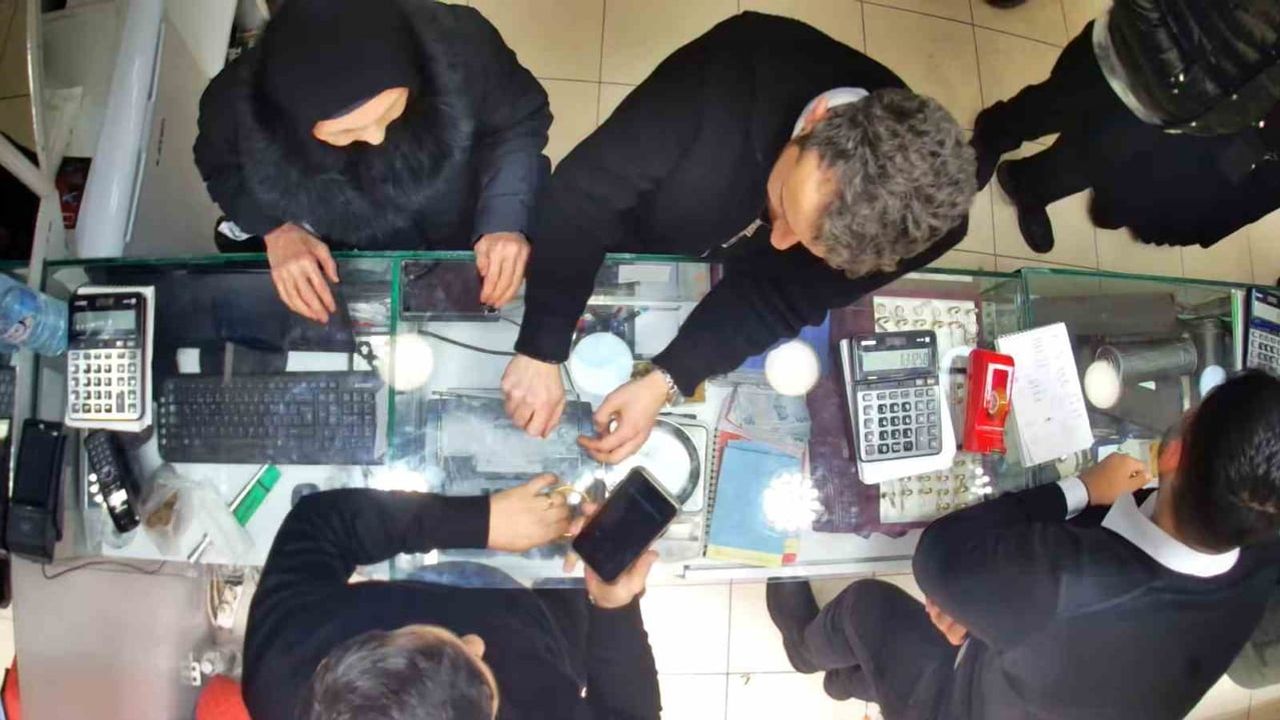 Eskişehir'de sahte polis dolandırıcılığı engellendi: 110.500 TL bloke edildi, 630 bin TL değerindeki altın sahibine iade edildi