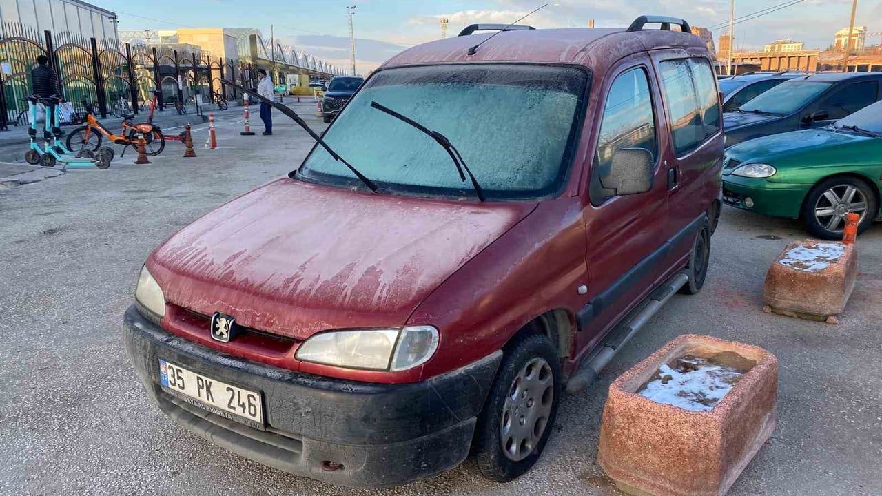 Eskişehir'de Sıcaklık Eksi Derecelere Düştü: Park Halindeki Araçlar Buzla Kaplandı