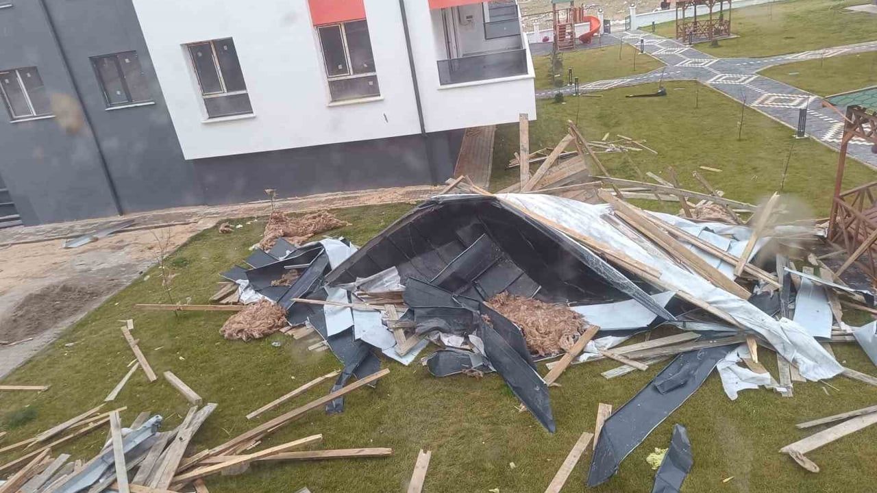 Eskişehir'de şiddetli fırtına: Kopan çatı parçası karşı binadaki daireye girdi
