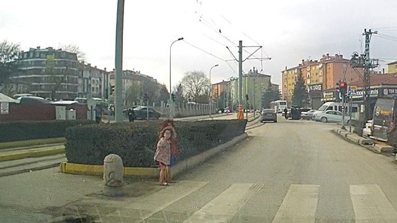 Eskişehir'de Soğukta Çıplak Bacakla Dilenen İki Kız Çocuğu Trafikte Risk Oluşturdu