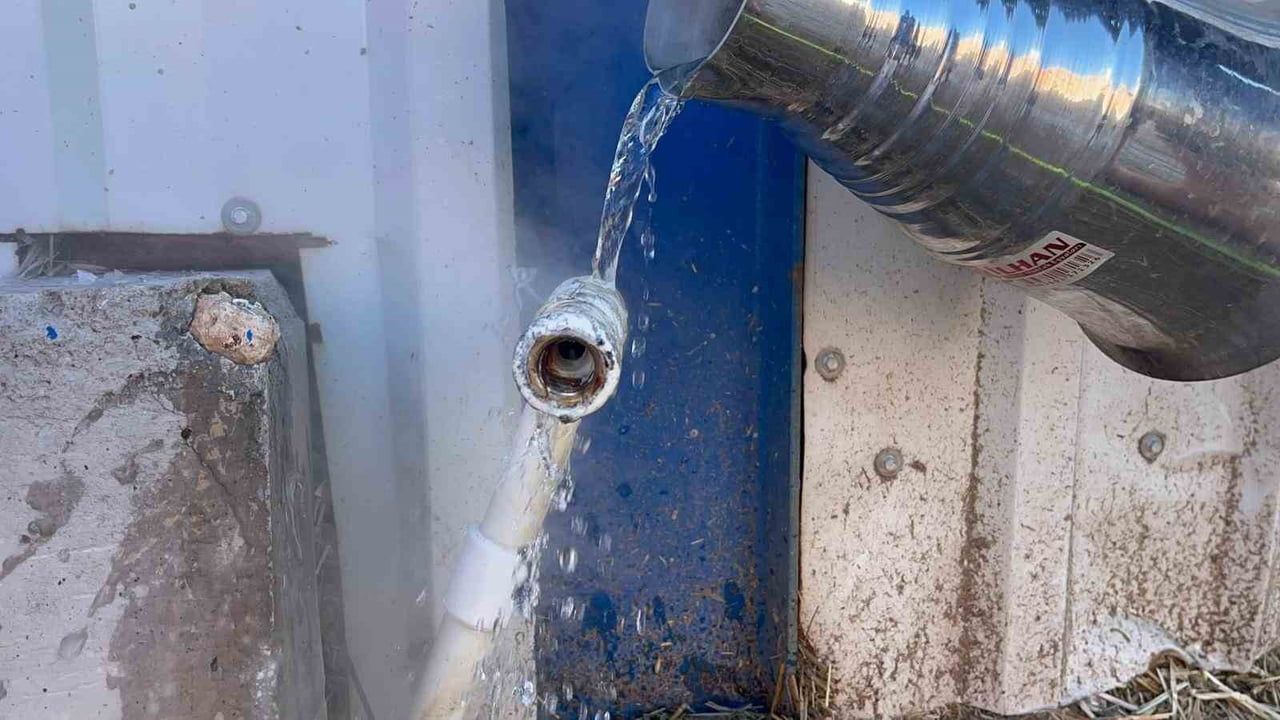 Eskişehir'de su şebekeleri dondu, besiciler boruları ısıtarak hayvanlarını sulamaya çalışıyor