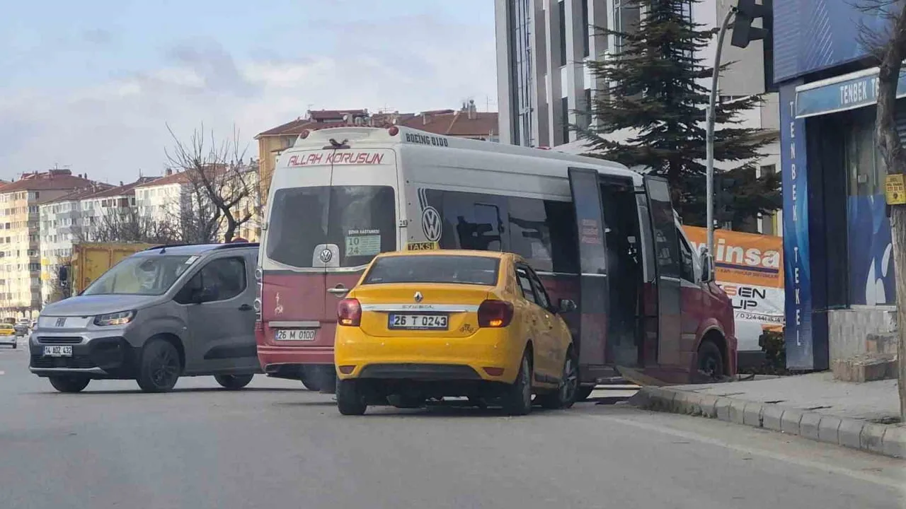 Eskişehir'de taksi, dönüş yapan dolmuşa çarptı — iki araçta maddi hasar