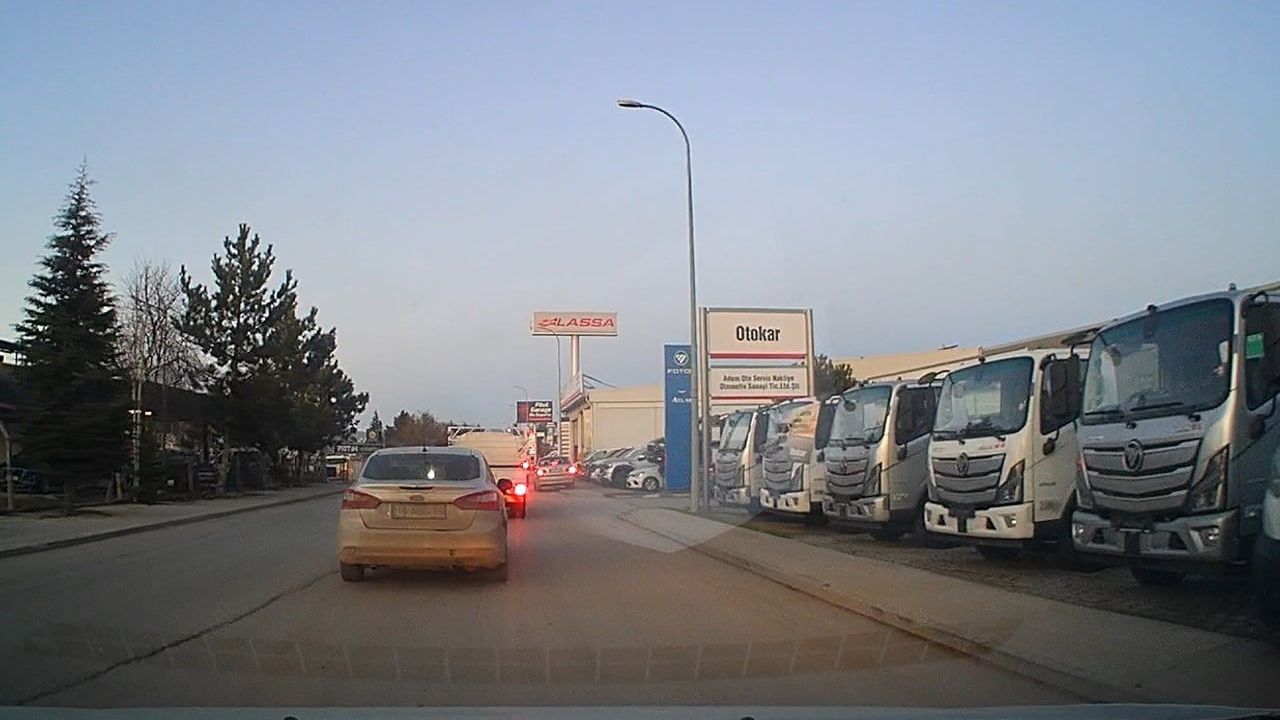 Eskişehir'de Trafikten Kaçmak İçin Kaldırıma Çıkan Sürücü