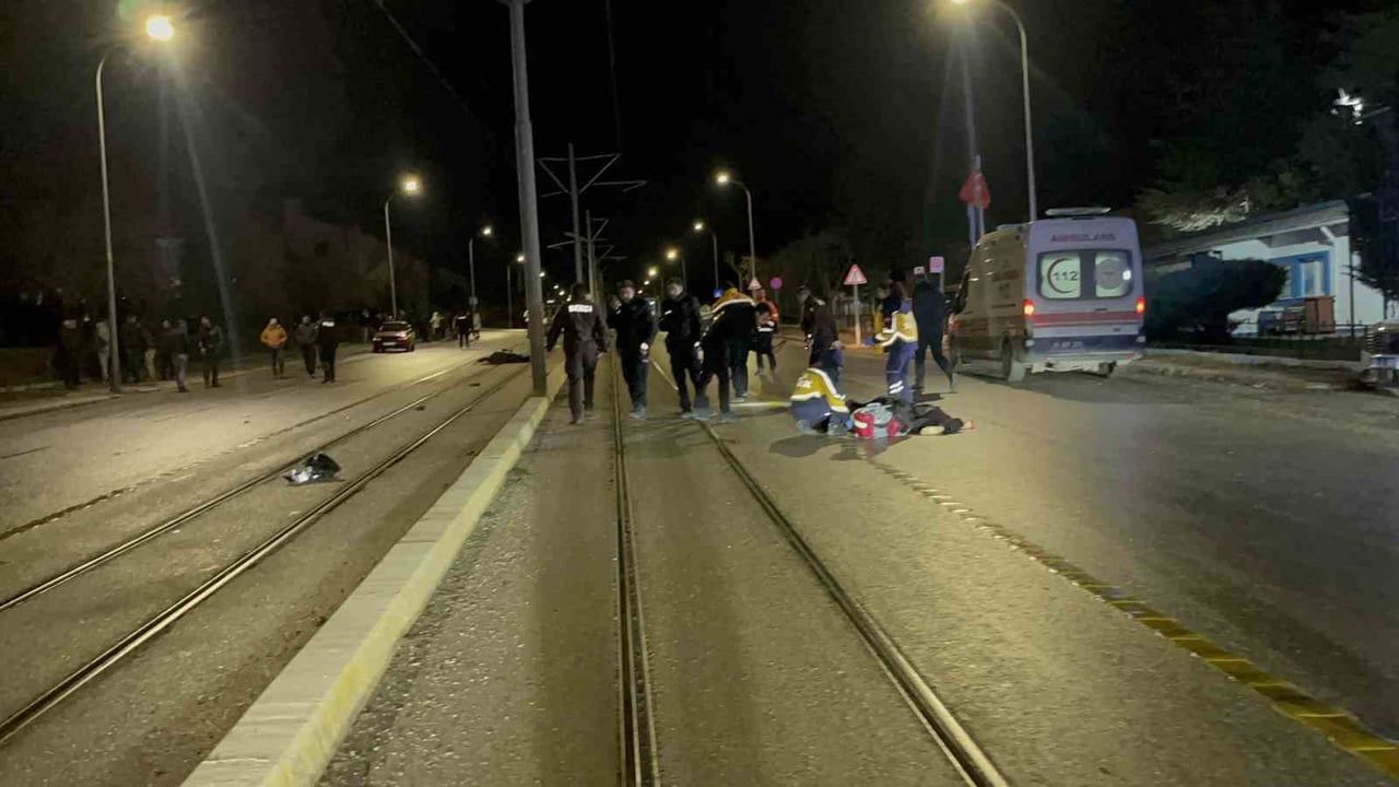 Eskişehir'de tramvaydan inen yayalara çarpan araç: 3 ölü, sürücü aranıyor