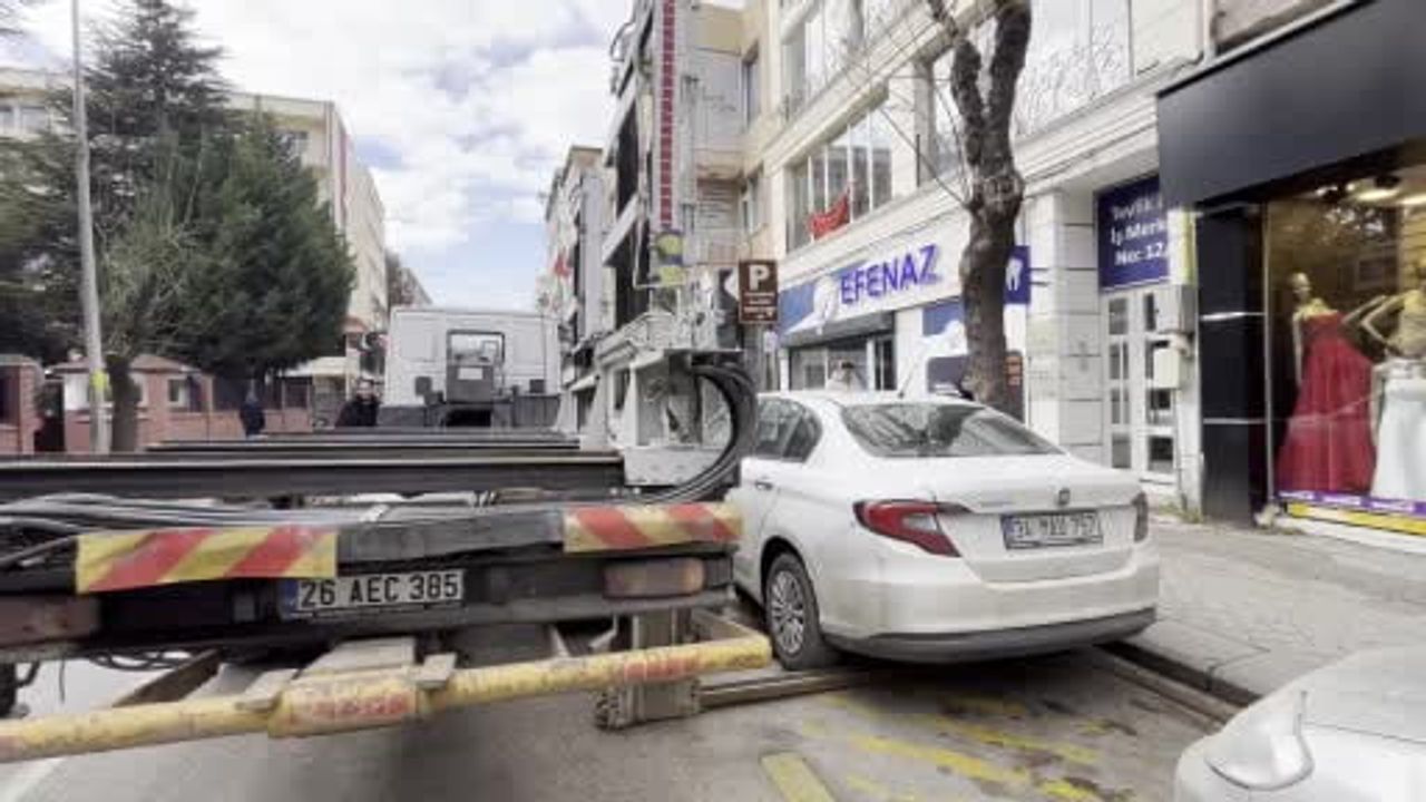 Eskişehir’de Tur Otobüsü ve Engelli Parkını İşgal Eden Araçlara Çekici ve Ceza Uygulandı