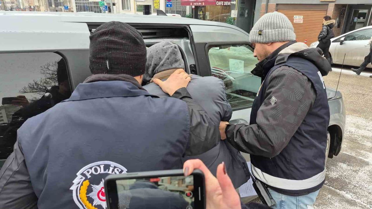 Eskişehir’de üvey babasını bıçaklayan şüpheli tutuklandı