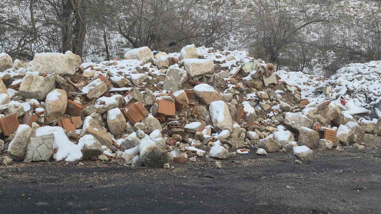 Eskişehir'de Vadişehir ile Çankaya arasındaki arazide biriken atıklar sakinleri tedirgin ediyor