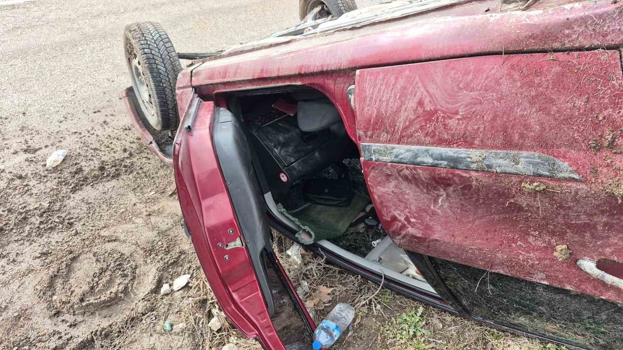 Eskişehir'de yağış nedeniyle takla atan otomobildeki 3 kişi yara almadan kurtuldu