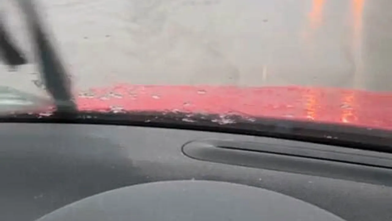 Eskişehir'de yağış sonrası çevre yolunda su birikintileri; bazı araçlar yolda kaldı