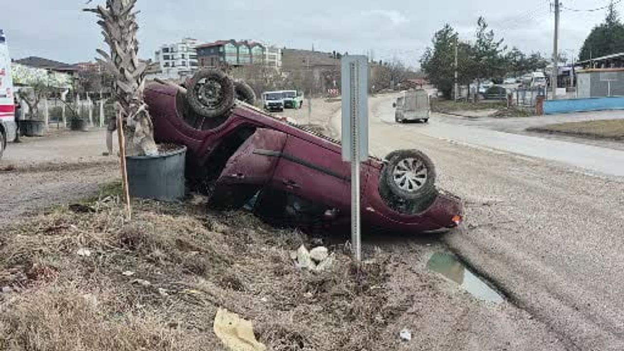 Eskişehir'de yağış sonrası kayganlaşan yolda takla atan otomobildeki 3 kişi yara almadan kurtuldu
