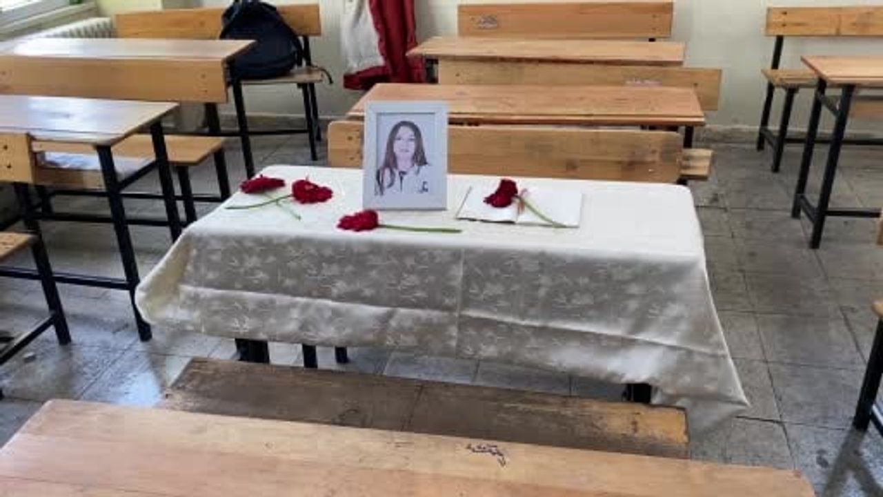 Eskişehir’de yaşamını yitiren 14 yaşındaki Ayşegül Seliti için sınıfında anı köşesi oluşturuldu