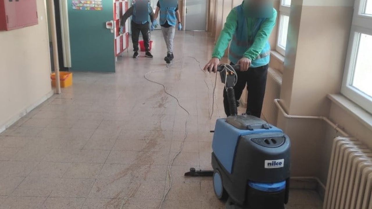 Eskişehir'de yükümlüler, İsmet İnönü İlkokulu'nu ara tatilde temizledi