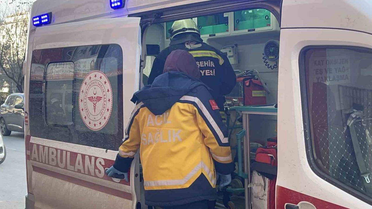 Eskişehir'de Zemindeki Elektrikli Isıtıcı Yangına Neden Oldu, 1 Kişi Dumandan Hastaneye Kaldırıldı