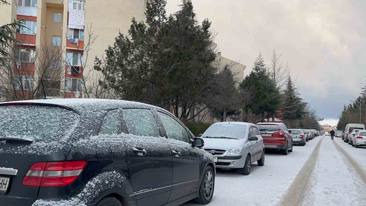 Eskişehir'in yüksek kesimlerinde hafif kar ve soğuk: Çankaya'da gece eksi 5 derece