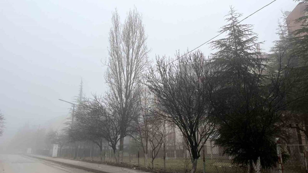 Eskişehir'in yüksek kesimlerinde yoğun sis günlük yaşamı ve trafiği etkiledi