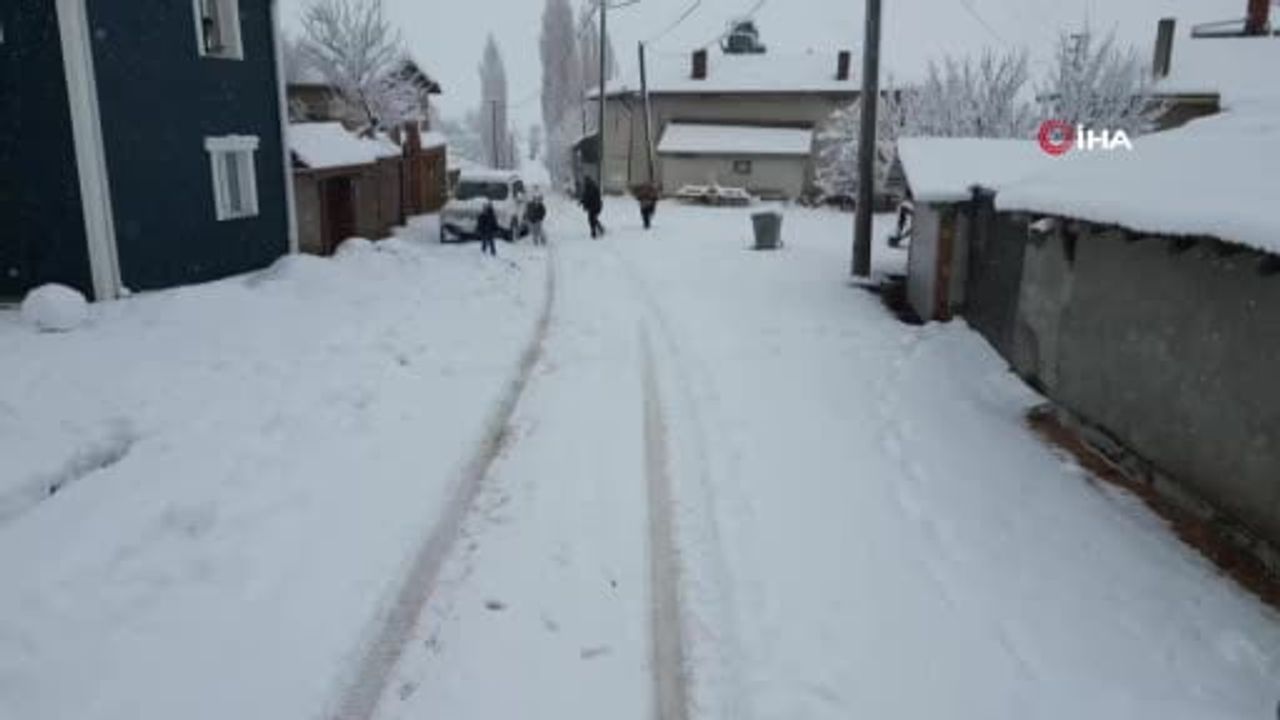 Eskişehir Mihalıççık'ta kar 25 santimetreyi aştı; bazı yollar kapandı