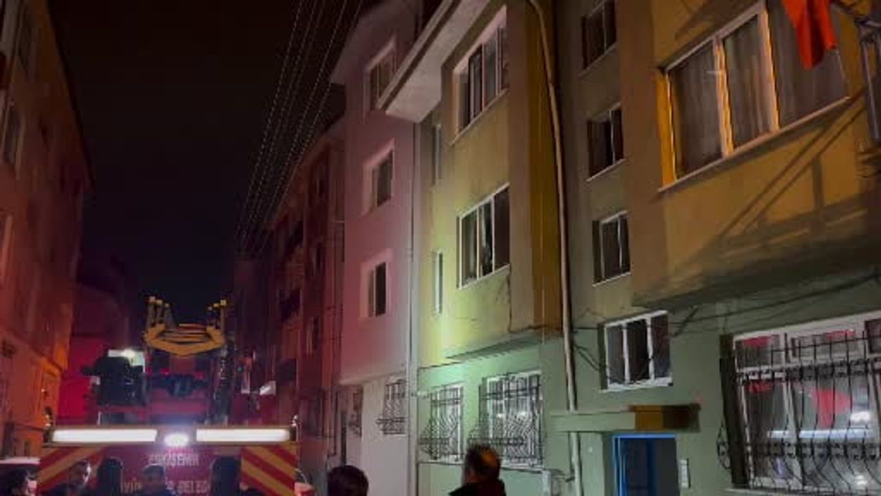 Eskişehir Odunpazarı'nda apartman dairesinde yangın; boş olan ev olası facianın önüne geçti
