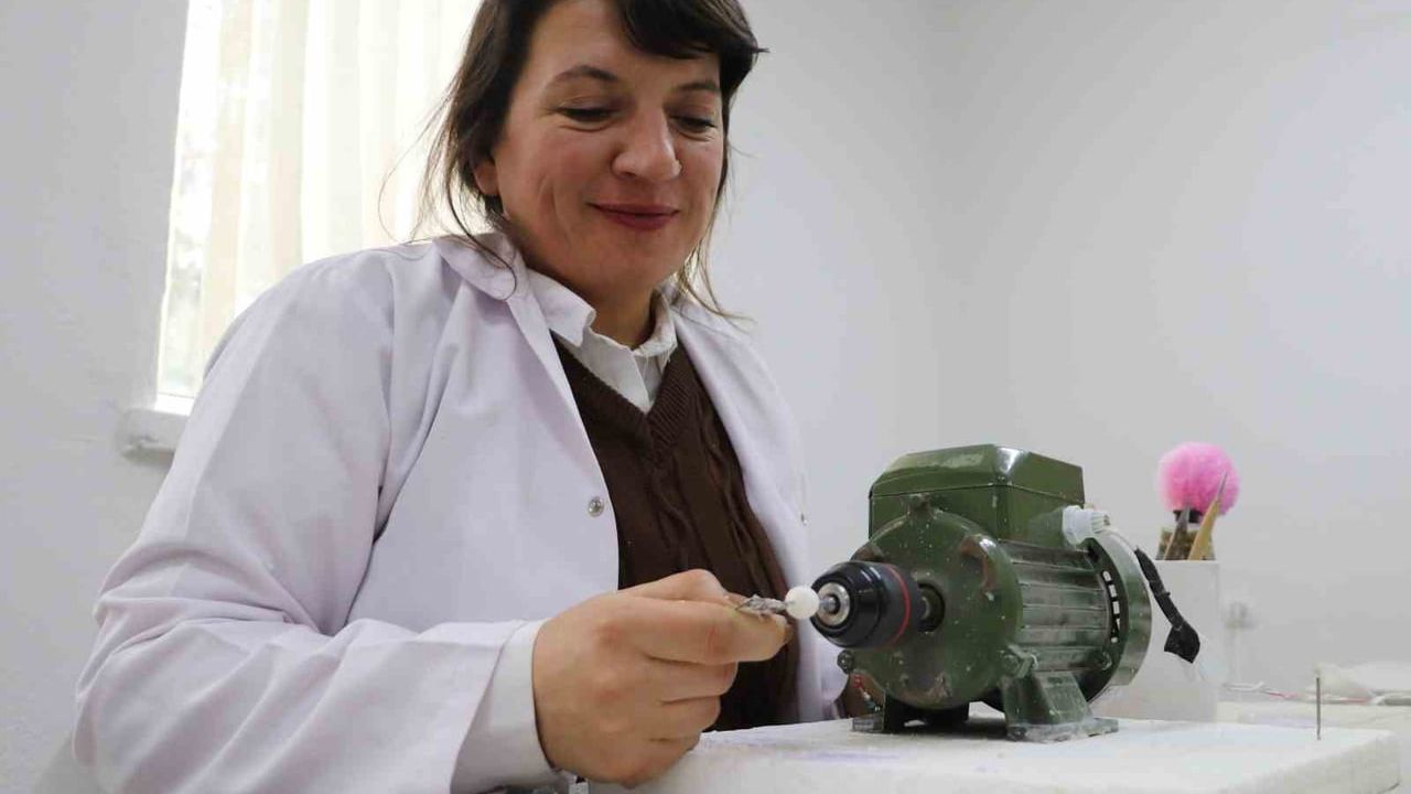 Eskişehir Olgunlaşma Enstitüsü lületaşını geleneksel motiflerle yaşatıyor, kadın istihdamını destekliyor