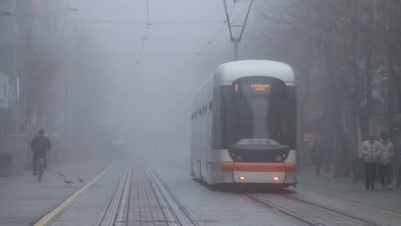 Eskişehir pazar sabahını yoğun sisle karşıladı