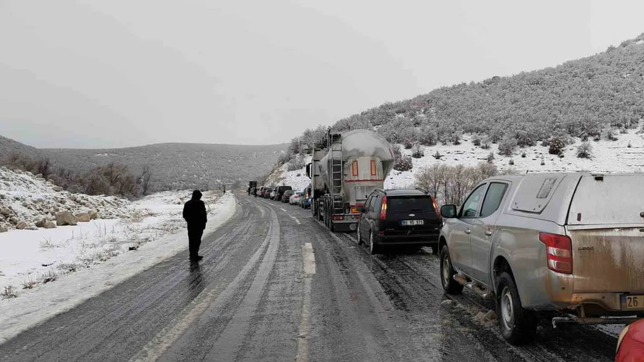 Eskişehir-Seyitgazi yolunda yolda kalan otomobil trafik akışını aksattı