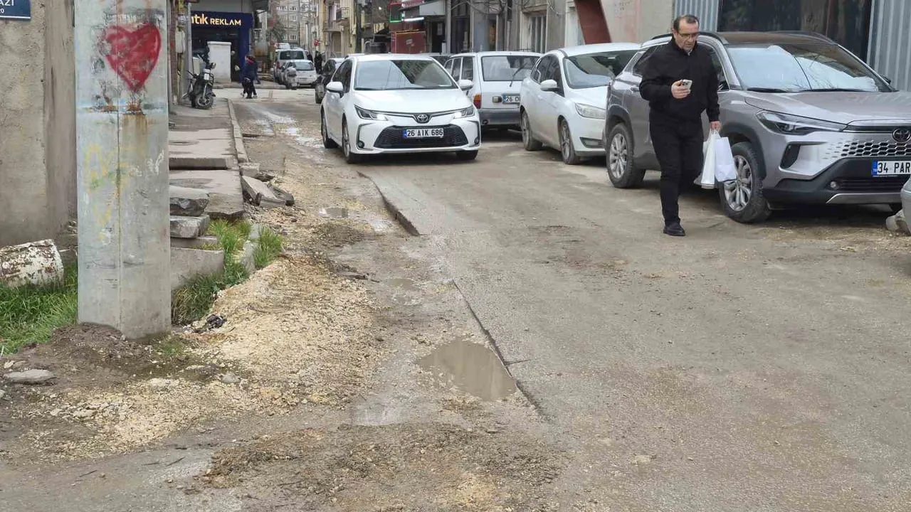 Eskişehir Tepebaşı'nda altyapı çalışması sonrası bozulan Birinci Dere Sokak onarım bekliyor