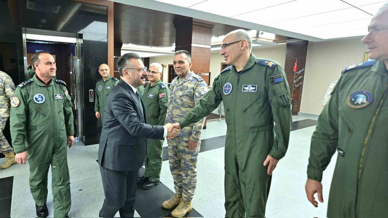 Eskişehir Valisi Hüseyin Aksoy, Muharip Hava Kuvveti Komutanlığı’na veda ziyareti