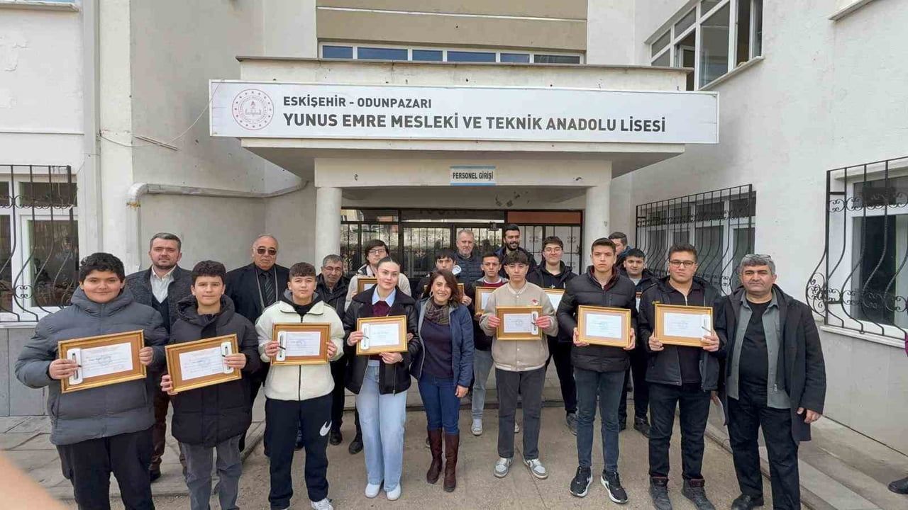Eskişehir Yunus Emre Mesleki ve Teknik Anadolu Lisesi'nde karne töreninde başarı ödüllendirildi
