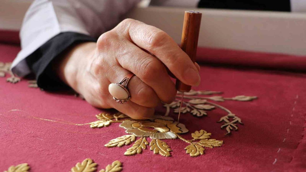 Eskişehirli kadınlar Hafsa Ayşe Sultan’ın türbe puşidesini yeniliyor