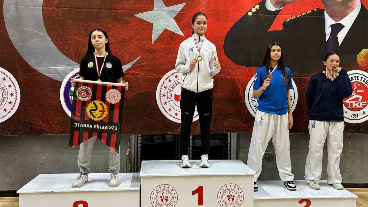Eskişehirli karateciler Sakarya'daki Şehit Gaffar Okkan Turnuvası'ndan madalyalarla döndü