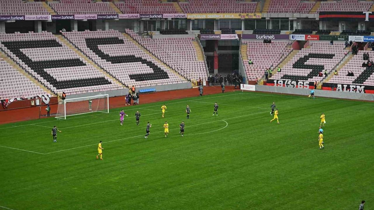 Eskişehirspor, Mülkiye Başmüfettişliğine atanan Vali Hüseyin Aksoy'u uğurladı