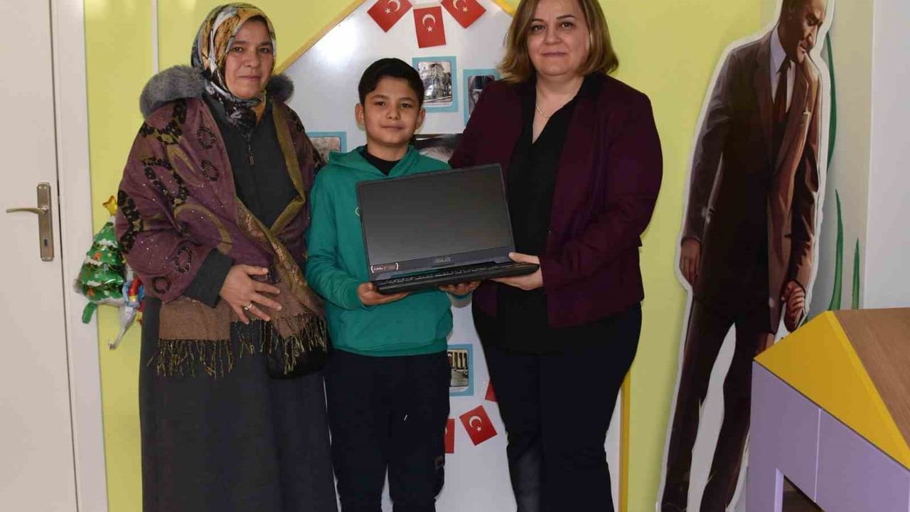 ESOGÜ el sanatları sergisi geliriyle kanseri yenen çocuğun dizüstü bilgisayar isteğini karşıladı