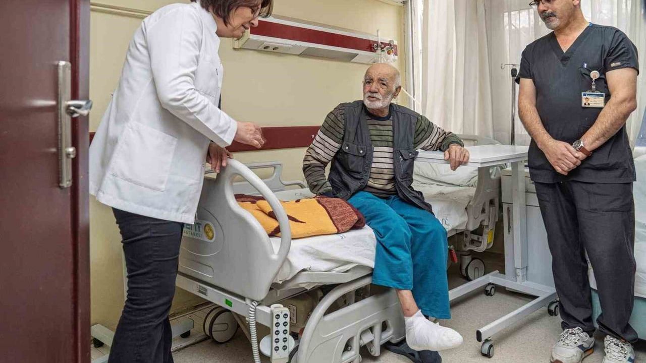 Eşrefpaşa Hastanesi multidisipliner tedaviyle 83 yaşındaki Mustafa Kafa'nın diyabetik ayağını korudu