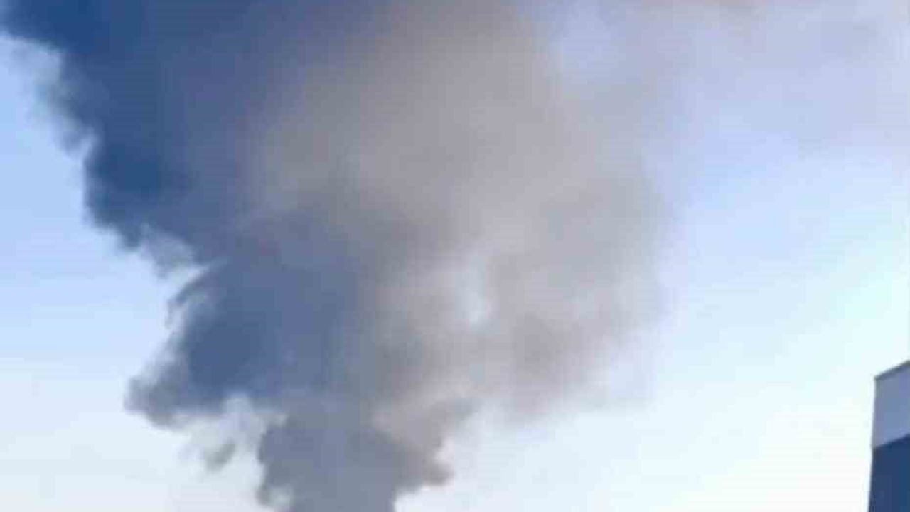 Etimesgut'ta atık plastik kasalarının yakılması sonucu yangın — itfaiye müdahalesi sürüyor