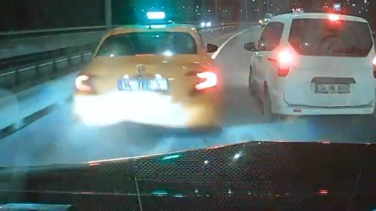 Eyüpsultan'da Hasdal-Kemerburgaz yolunda sürücü inatlaşması zincirleme kazaya yol açtı