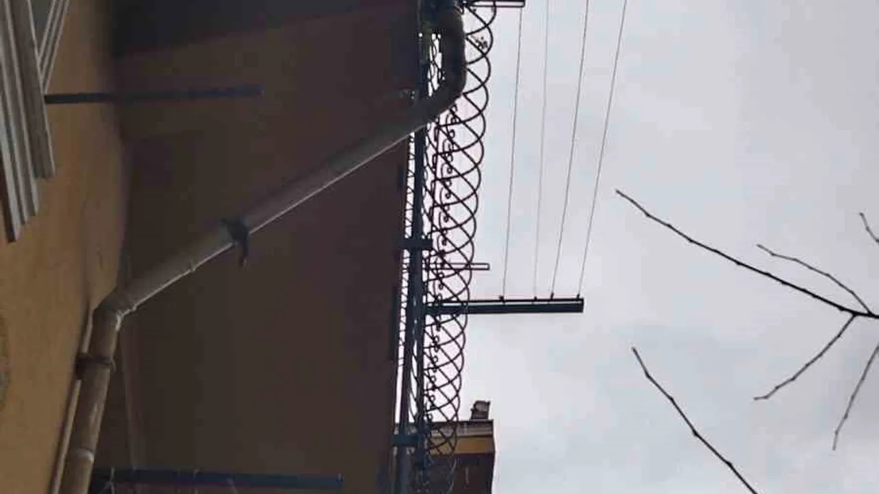 Eyüpsultan'da istinat duvarı çöktü: Giriş kattaki dairede hasar oluştu