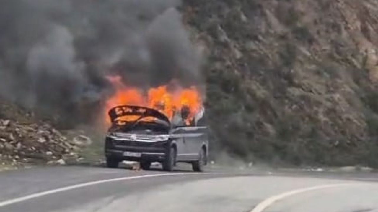 Eyüpsultan'da seyir halindeki panelvan alev aldı; itfaiye müdahalesiyle söndürüldü